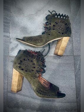 Women’s Jeffrey Campbell "Free Love" Suede Lace-Up Booties in olive green Sz 9